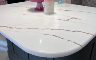 Handmade bullnose Inferno quartz island with rounded corners in a Bridgwater kitchen
